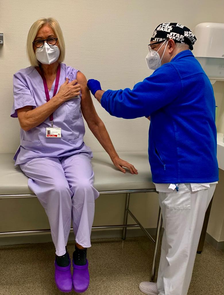 Momento de la vacunación del equipo de Reumatología pediátrica del Hospital La Fe de València, con la doctora Inma Calvo a la cabeza.